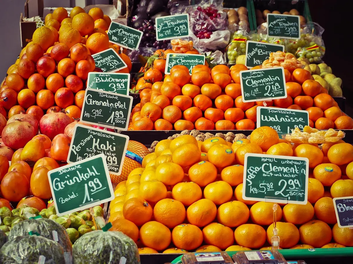 Wick Farmers' Market vs. Local Shops: A Price and Quality Comparison
